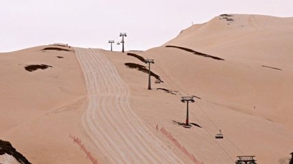 В Грузии на горнолыжном курорте выпал необычного цвета снег