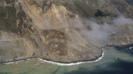 В Калифорнии гигантский оползень накрыл знаменитую трассу Highway 1 (Видео)