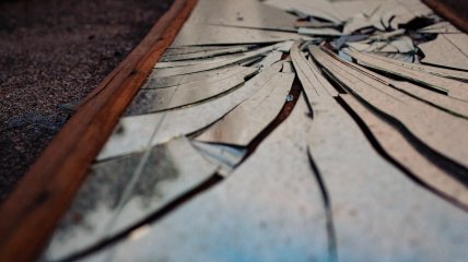 Разбитое зеркало - не место в вашем жилище