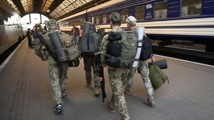 Українські бійці на вокзалі
