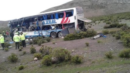 Лобовое столкновение двух автобусов в Боливии: Десятки погибших и раненных 