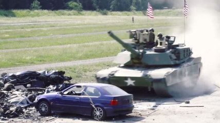Уникальные и невероятные кадры: как танки уничтожают автомобили (Видео)