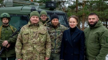 Захисникам України передали Land Rover Defender Snatch