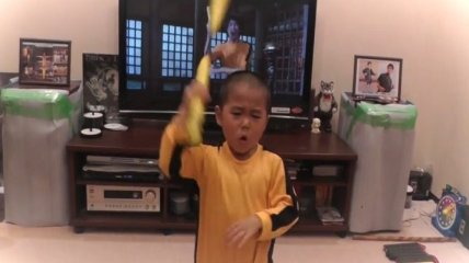 5-летний мальчик, копирующий Брюса Ли покорил Интернет (Видео)