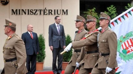 Экс-министра обороны Венгрии обвинили в растрате госимущества