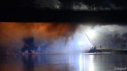 В центре Варшавы горит мост (Видео)