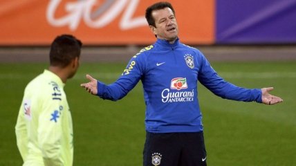 За кого проголосовал тренер сборной Бразилии: Месси vs Роналду?