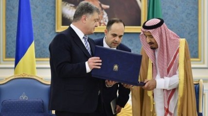 Порошенко и король Саудовской Аравии обменялись орденами