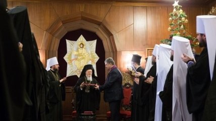 Порошенко вручил Вселенскому патриарху Варфоломею орден