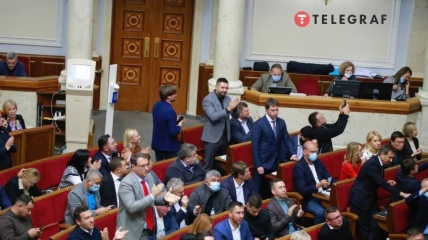 Депутати аплодують після голосування