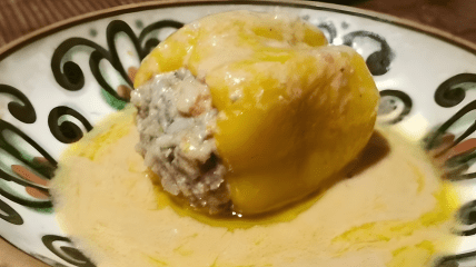 Фаршированный перец в сметанном соусе