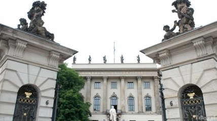 Немецкие студенты выгнали министра обороны с лекции