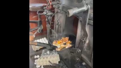 В Гайвороне машинисты поезда жарили яичницу в печке паровоза