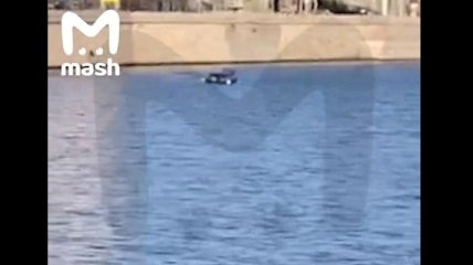 Машина слетела в реку в центре Москвы, есть погибший (видео)