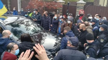 К дому главы КСУ Тупицкого съехались протестующие, не обошлось без стычек (фото, видео)