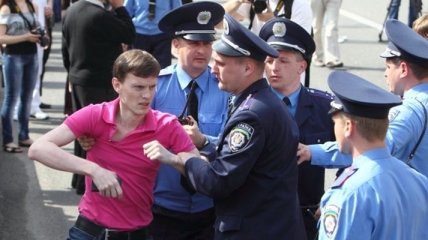 20 человек в масках задержали в Киеве 