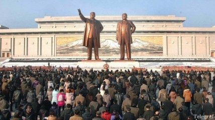 В КНДР вспоминают о заслугах Ким Ир Сена и Ким Чен Ира  