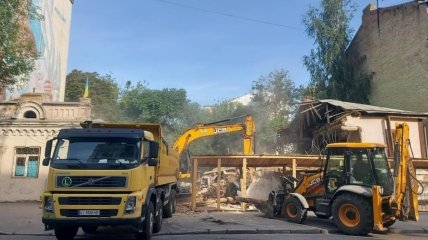Момент знесення 200-річної будівлі у Києві