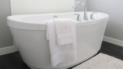 Акрилову ванну не так просто відмити, не пошкодивши поверхню