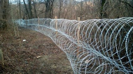 Борьба с контрабандой: на Закарпатье вдоль границы установили колючую проволку