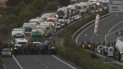 В Каталонии сторонники независимости блокируют ключевые дороги