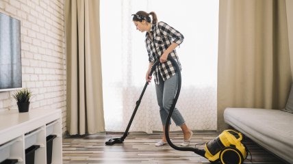 Девушка за уборкой