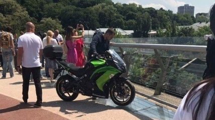 Не прошло и суток, а на "стеклянном" мосту в Киеве засняли мужчину с мотоциклом