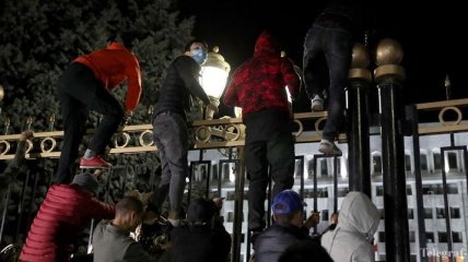 Протесты в Кыргызстане: демонстранты ворвались в здание парламента (Видео)