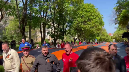 Главарь боевиков "ДНР" денис пушилин на параде в Мариуполе
