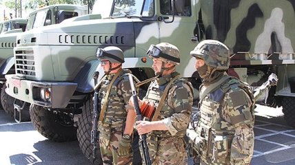 Глава МВД Аваков протестировал новые бронежилеты и каски бойцов АТО