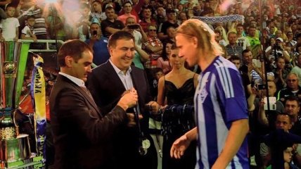 Как Саакашвили пускал волну на матче "Динамо" - "Шахтер"