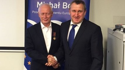 Дещица наградил евродепутата украинским орденом
