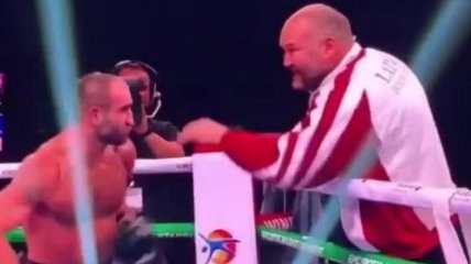 Боксер накинулся на своего тренера во время боя (Видео)
