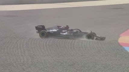 Чемпион Формулы-1 вылетел с трассы в Бахрейне (видео)