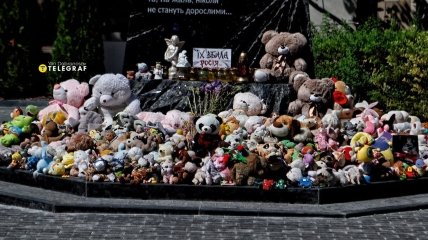 Памятник убитым россиянами детям в Харькове