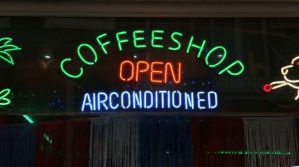 В Амстердаме в "кофе-шопах" запретят обслуживать иностранцев