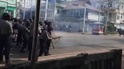 Полиция открыла огонь по протестующим в Мьянме: число жертв по меньшей мере удвоилось (фото, видео)