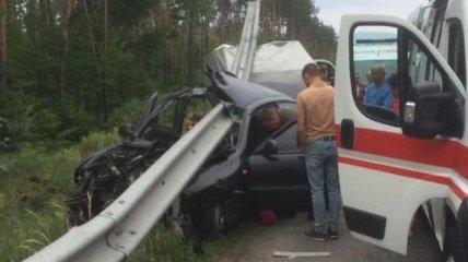 Нанизал авто на отбойник: на трассе Киев-Харьков произошло смертельное ДТП