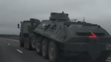 На трассе "Керчь - Севастополь" заметили перемещения военной техники РФ (видео)