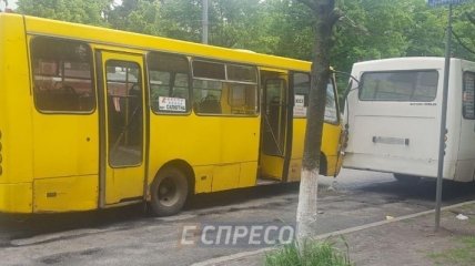 В Киеве столкнулись две маршрутки, есть пострадавший 