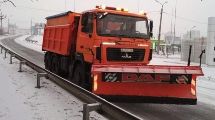 Киев в снежном плену: коммунальщики работают в усиленном режиме