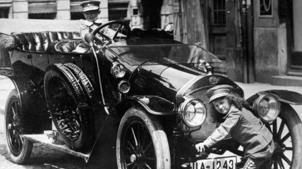Самые первые автомобили в истории крупнейших брендов (Фото)