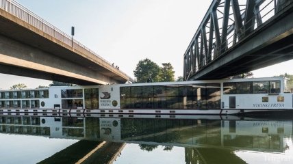 В Германии круизный корабль врезался в мост, есть погибшие