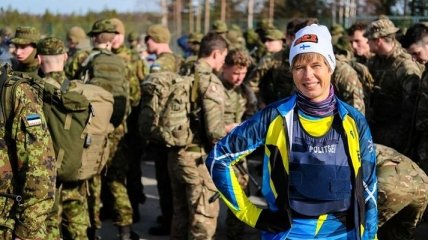 Лидер Эстонии с тяжелым рюкзаком прошла 30 км с военными (Фото, Видео)