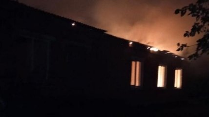 Удар блискавки підпалив школу в Рівненській області (фото)