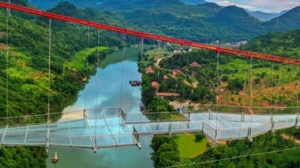 В Китае открыли самый длинный в мире подвесной стеклянный мост (Видео)