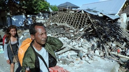 Землетрясения в Индонезии: власти эвакуируют туристов