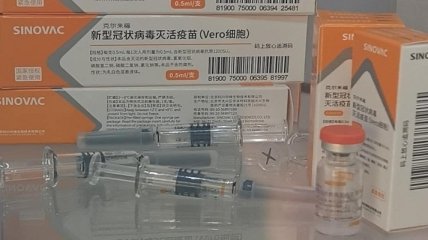 В Украину едет первая партия вакцины от коронавируса из Китая: сколько доз CoronaVac получим (фото)