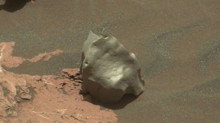 Curiosity обнаружил на Марсе металлический метеорит