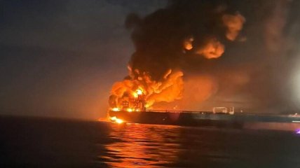 Російський танкер горить